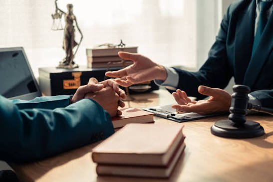 Profissionais em reunião jurídica no escritório